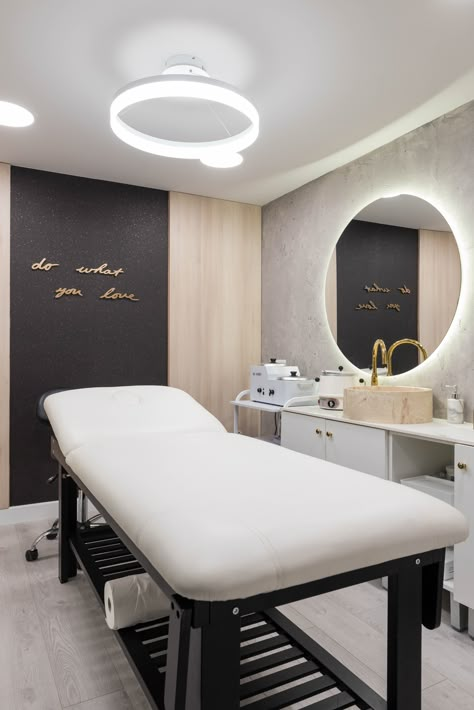 Med Spa Room Ideas, Medical Office Aesthetic, Medspa Waiting Room, Modern Med Spa, Injection Room, Aesthetic Nurse Injector Room, Aesthetic Injector Rooms, Med Spa Ideas, Injector Room Decor