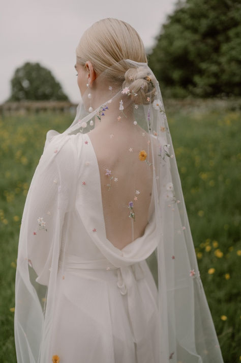 an image of an embroidered wedding veil with delicate colourful flowers Embroidered Silk Wedding Dress, Unique Bride Veil, Wild Flower Veil Wedding, Unique Wedding Dresses Floral, Flowers On Veil, Untraditional Wedding Veil, Whimsical Wedding Accessories, Bridal Veil With Flowers, Short Floral Veil