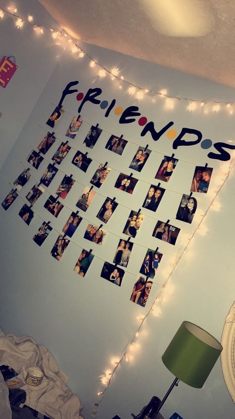 Picture Wall Ideas Friends, Photo Wall Ideas Bedroom Room Decor, Pics On Wall Ideas Bedroom, Hanging Pictures On The Wall With String, Friend Picture Wall Ideas, Photo Wall Friends, Bedroom Decor Pictures Wall, Friends Photo Wall, Photo Wall Collage Bedroom Inspiration