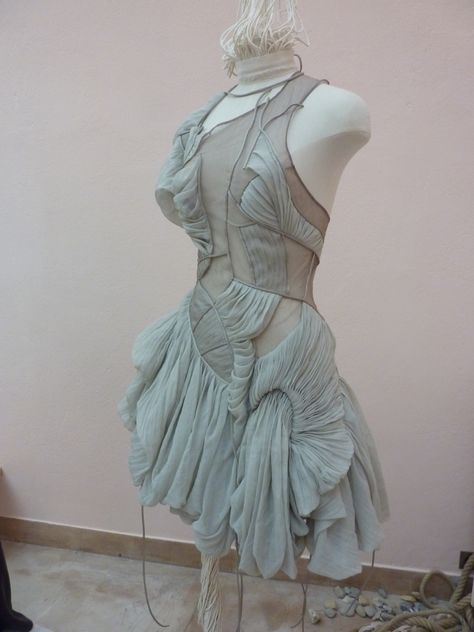 Kaye Fierch, Fashion Sculpture, Pleats Fabric, Ancient Fashion, Yiqing Yin, Draping Dress, Heart Costume, Draping Fashion, Design Textile