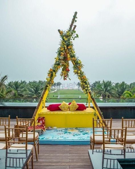 Diy Haldi Decor, Haldi Ceremony Dress, Haldi Decorations, Indian Beach Wedding, Stage Decoration Photos, Haldi Ceremony Decorations, Ceremony Decorations Outdoor, Ceremony Outfit, Haldi Ceremony Outfit