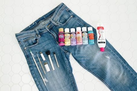 DIY Paint Splatter Denim Jeans – Makeful Paint Splatter Outfit, Diy Paint Splatter Jeans, Jean Painting, Diy Patches Embroidery, Painting Clothes, Thrift Store Fashion, Hippie Jeans, Patches Embroidery, Paint Splatter Jeans