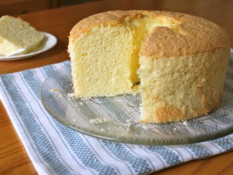 Chiffon Cake (Gluten-free) - Perfect for a birthday cake! Lemon Chiffon Cake, Orange Chiffon Cake, Dessert Thermomix, Gluten Free Cake, Gf Desserts, Gluten Free Sweets, New Cake, Serious Eats, Chiffon Cake