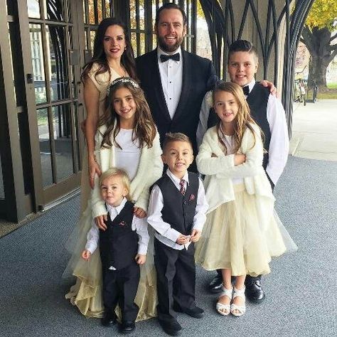 A beautiful family pic of the shaytards!! Shaytards, Internet Famous, Jenni Rivera, Selena Quintanilla, Duchess Kate, Beautiful Family, Grace Kelly, Classic Hollywood