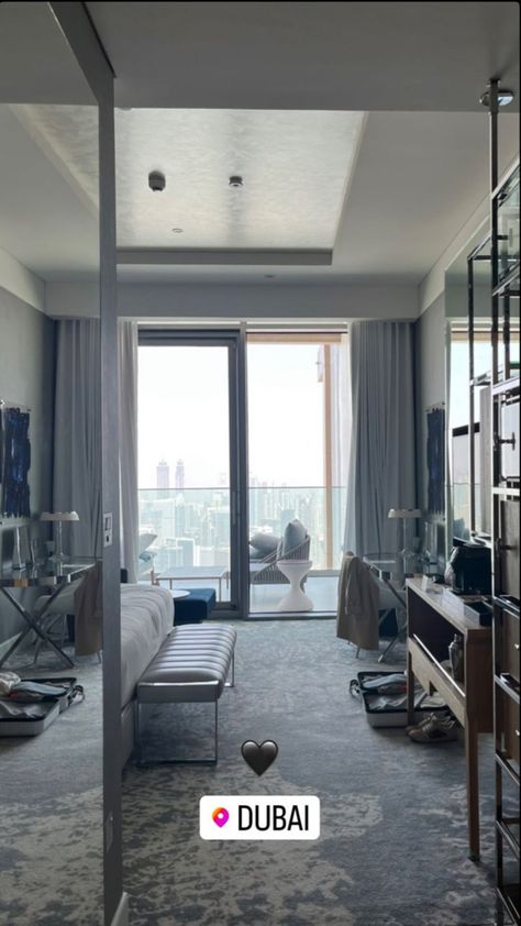 Apartment In Dubai Aesthetic, Dubai Penthouse Aesthetic, Dubai Apartment Aesthetic, Dubai Apartment View, Penthouse Bedroom Ideas, Dubai Hotel Luxury, Dubai Hotel Room, Rich Apartment, Uae Aesthetic