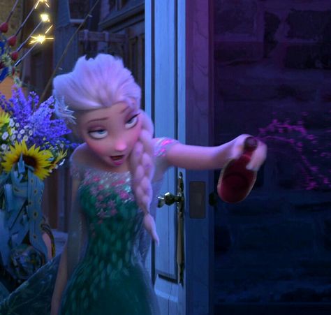 OMG this is so funny Elsa really seems to be drunk XD Disney Paused, Drunk Disney, Paused Disney Movies, Frozen Memes, Disney Theory, Funny Disney Memes, Funny Disney Jokes, Disney Jokes, Epic Fails Funny