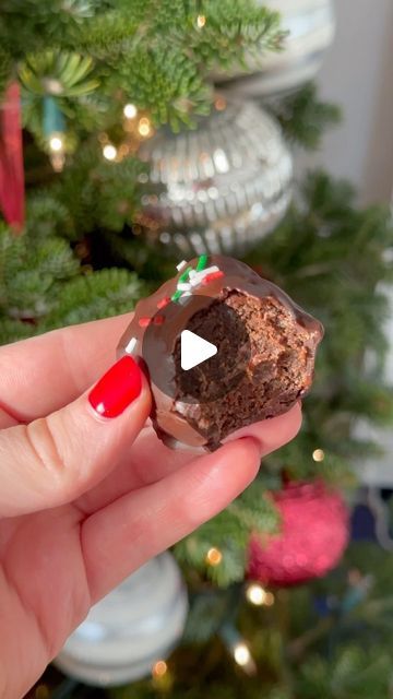 Lauren Holden on Instagram: "high protein candy cane fudge truffles (gluten & dairy-free) 🤎🎄 

this is a FAVOURITE for a couple years now & for good reason- I had to reshare for this season!

1/4 cup pumpkin puree or unsweetened applesauce
1/2 cup cashew butter (or other nut/seed butter)
1/4 cup cacao or cocoa powder
1 tbsp avocado oil or coconut oil, melted
2 tbsp maple syrup
Pinch of pink salt
1/2 cup vanilla protein powder
1 tsp peppermint extract

Topping
3/4 cup dark chocolate chips
1 tsp coconut oil
1 candy cane, crushed OR sprinkles

Add all of the ingredients for the truffles & roll into balls. Place on a parchment paper lined plate & chill in the freezer while you make the topping.

Melt the chocolate chips with the coconut oil over low heat on the stove or in 30 second interval Protein Candy, Candy Cane Fudge, Fudge Truffles, Peppermint Extract, Unsweetened Applesauce, Cashew Butter, Energy Balls, Vanilla Protein Powder, Seed Butter