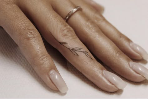 Small Delicate Hand Tattoos For Women, Small Leaf Finger Tattoo, Long Finger Tattoo, Fine Line Thumb Tattoo, Vines Finger Tattoo, Left Right Hand Tattoo, Small Dainty Hand Tattoos, Minimal Tattoo Finger, Finger Tattoos Leaves