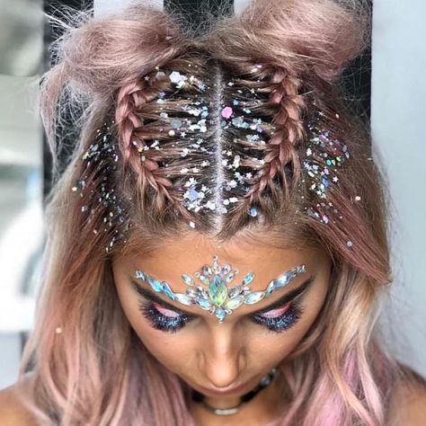 Braids, buns and bohemian vibes ✌️✨ We LOVE this look created by @makeupartistrybychloe using @thegypsyshrine glitter and head piece 😍🙌 Coachella Make-up, Festival Hair Braids, Festival Braid, Music Festival Makeup, Music Festival Hair, Coachella Hair, Coachella Makeup, Halloweenský Makeup, Festival Braids