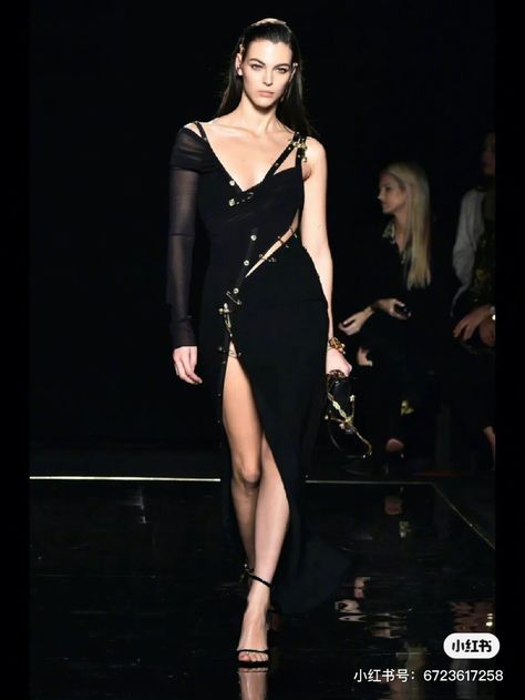 Runway Versace, Versace Black Dress, Versace 2019, Safety Pin Dress, Versace Safety Pin, Pin Dress, Versace Runway, Runway Fashion Couture, Versace Fashion