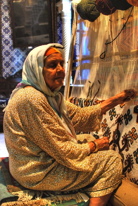 https://flic.kr/p/6V9eM6 | Donna a Kairouan Weaving Tools, Rug Weaving, Natural Area Rugs, Master Piece, Weaving Textiles, Weaving Projects, Rugs Handmade, Old Woman, Weaving Patterns