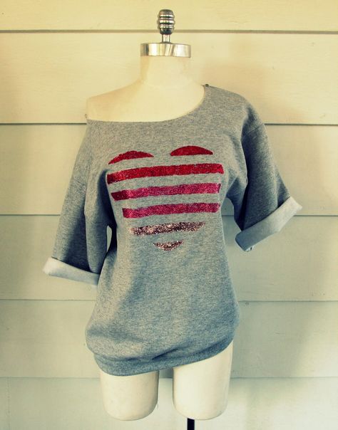 Sweatshirt Diy, Umgestaltete Shirts, Striped Heart, Valentines Bricolage, Upcycled Sweaters, Diy Outfits, Creative Clothing, Fashion Crafts, Upcycled Clothes