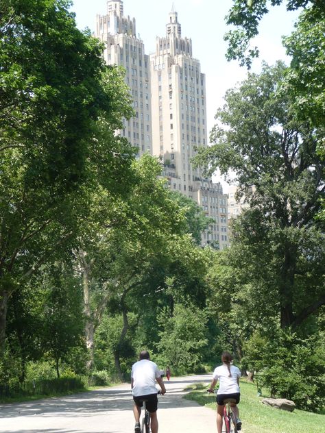 Central Park bike ride Central Park Running Aesthetic, Central Park Bike Ride, Nyc Dream, Summer In Nyc, Ny Life, Nyc Fall, York Travel, Autumn In New York, Big Move