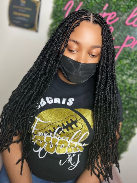 Cute Soft Locs Hairstyles, Cute Soft Locs, Locs Hairstyles Ideas, Medium Soft Locs, Soft Loc Hairstyles, Soft Locs Hairstyles Ideas, Soft Locs Hairstyle, Braids Hairstyles Box Braids, Distressed Soft Locs