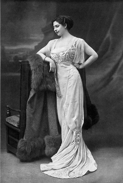 Margaretha Geertruida "Margreet" Zelle MacLeod, known on stage as Mata Hari ("Eye of the Day"), in evening dress by Maison Buzenet of Paris, early 1910s Fashion 1910, 1910s Fashion, Mata Hari, Jeanne Lanvin, Edwardian Dress, Old Fashion, Edwardian Era, Edwardian Fashion, Downton Abbey