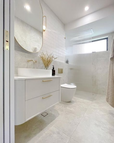 Ezzy Design & Construct on Instagram: "I love everything about this bathroom! . . 📷 @navhomes . #followourbuild #buildjourney #brisbanebuild #newbuildbrisbane #coastalhome #coastalluxe #moderncoastal #buildingdesign #designinspiration #dreamhome #newhome #foreverhome #homedesign #newhomebuild #modernqueenslander #brisbanebuilder #propertydevelopment #brisbaneproperty" Modern Coastal Bathroom, Small Ensuite, Ensuite Design, Simple Bathroom Designs, Bespoke Bathroom, Plain Canvas, Stunning Bathrooms, Ensuite Bathroom, Bathroom Inspiration Decor