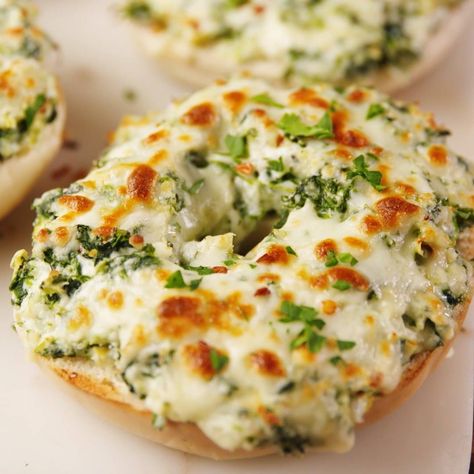 Delish - How To Make Cheesy Spinach Artichoke Bagels Party Food Ideas For Adults Entertaining, Beans Breakfast, Bagel Ideas, England Breakfast, Bagel Sandwich Recipes, Types Of Bagels, Party Food Ideas For Adults, Onion Bagel, Easy Vietnamese Recipes