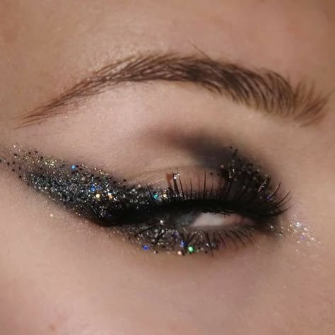 Competition Makeup, Artsy Makeup, Shimmer Eye Makeup, Eyeliner Designs, Abed Mahfouz, Graphic Makeup, Cake Face, Color Eyeshadow, Dark Makeup