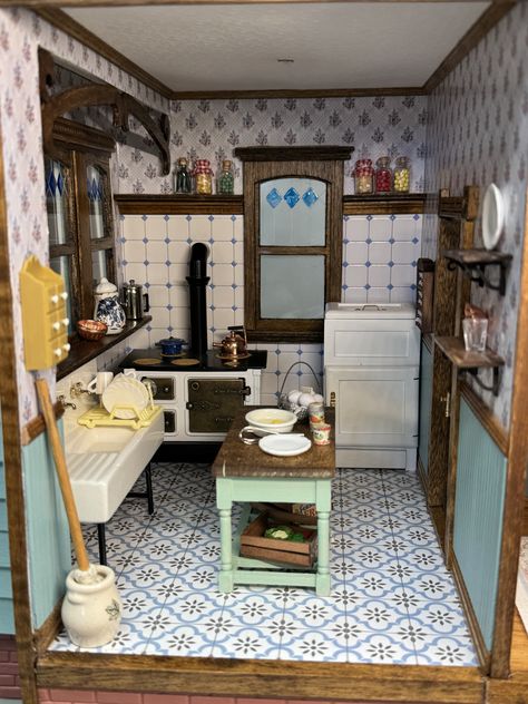 Vintage Dollhouse Kitchen, Doll House Interior Ideas, Bakery Dollhouse, Beacon Hill Dollhouse, Dollhouse Miniatures Rooms, Kitchen Miniature, Dollhouse Makeover, Cottagecore Living, Dolls House Figures