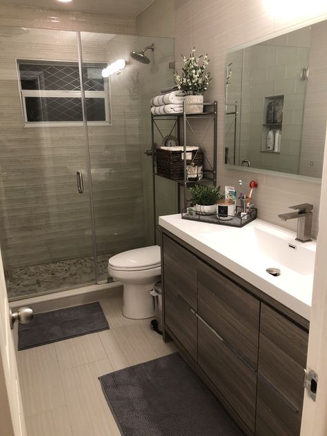 Modern Apartment Aesthetic Bathroom, Grey Aesthetic Bathroom, Grey Aesthetic Apartment, Aesthetically Pleasing Bathroom, Gray Bathroom Aesthetic, Minimalistic Bathroom Aesthetic, Small Apartment Aesthetic Bathroom, Grey Bathroom Ideas Decoration, Gray And Brown Bathroom Ideas