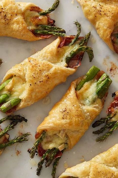 Brie Asparagus, Asparagus Prosciutto, Prosciutto Asparagus, Puff Pastry Appetizers, Pastry Appetizer, Puff Pastry Recipes, Asparagus Recipe, Christmas Appetizers, Pastry Recipes