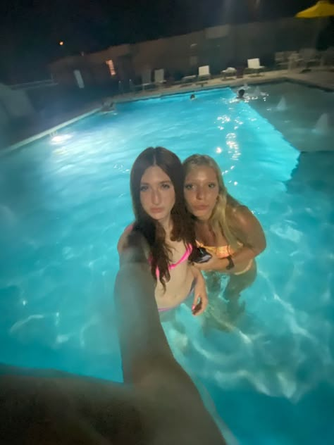 #pool #swim #friends #aesthetic #night Pool Insta Photos, Outdoor Party Aesthetic Night, Pool Friends Pictures, Swimming With Friends Aesthetic, Cute Pool Pictures With Friends, Pool Party Photos, Pool With Friends Aesthetic, Pool Picture Ideas Instagram Friends, Pool Pics With Friends