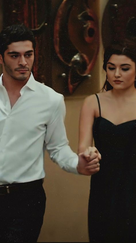 Hande Burak, Ask Laftan Anlamaz, Murat And Hayat Pics, Hayat And Murat, Marvel Avengers Movies, Avengers Movies, Hande Ercel, Aesthetic Pics, Phone Wallpaper Images