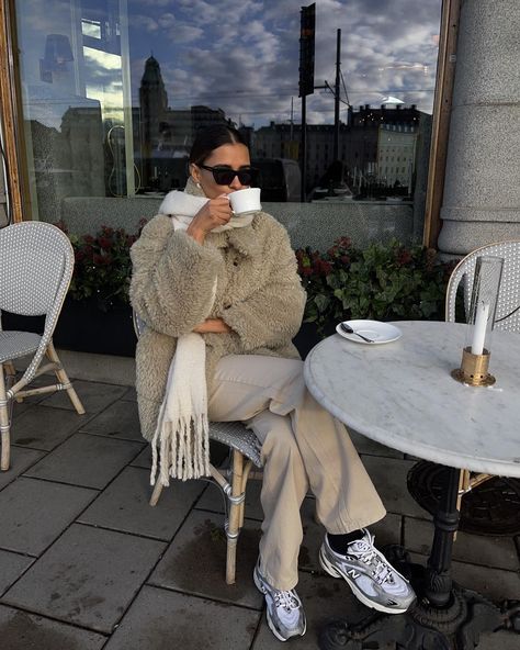 Diner Outfits, Emelie Lindmark, Chica Chola, Dinner Outfit Casual, Aesthetic Overalls Outfit, Look Winter, Comfy Summer Outfits, Latina Outfits, Chic Winter Outfits