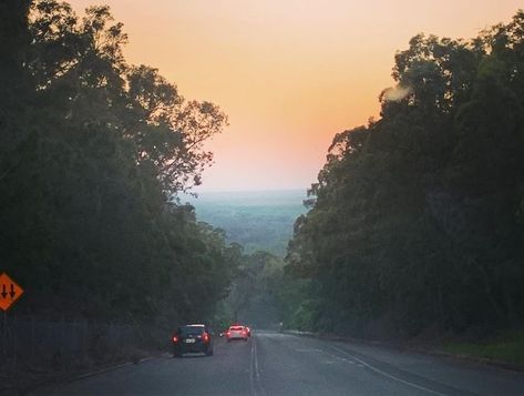 Photography With Friends, Cheap Hacks, Aesthetic Roadtrip, Uk 90s, Road Trip Aesthetic, Australia Road Trip, Trip Aesthetic, Summer Road Trip, I Want To Travel