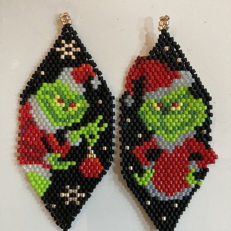 Grinch Beaded Earrings, Bead Art Patterns, Miyuki Brick Stitch, Beaded Christmas Earrings, Christmas Beaded Earrings, Grinch Earrings, Brick Stitch Beading, Christmas Beading, Der Grinch