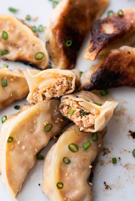 Crispy pan-fried mandu with juicy filling. Mandu Recipe, Asian Dumplings, Beach Recipes, Dim Sum Recipes, Rice Paper Rolls, Scallion Pancakes, Rasa Malaysia, Korean Recipes, Beach Meals