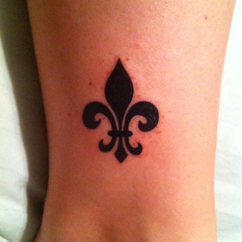 Louisiana always with me. Saint Louis Tattoo, Flur De Lis Tattoo Design, Louisiana Tattoo Ideas, Originals Tattoo, Piercing Pain Chart, Fluer De Lis Tattoo, Stag Tattoo Design, Louisiana Tattoo, Ohm Tattoo