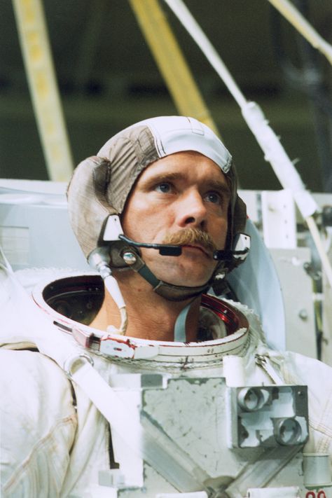 Chris Hadfield Famous Canadians, Space Clothing, Soyuz Spacecraft, Chris Hadfield, Character Studies, Room Revamp, Space Suits, In The Beginning God, Space Oddity