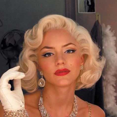 Katherine McPhee as Marilyn Monroe from "Smash". Gorg.eous. Marilyn Monroe Makeup, Marilyn Monroe Hair, Katherine Mcphee, Marilyn Monroe Costume, Most Popular Halloween Costumes, Blonde Halloween Costumes, Bombshell Makeup, Popular Halloween Costumes, Celebrity Costumes