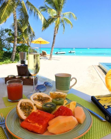 Tropical Breakfast, Breakfast On The Beach, Breakfast Photography, Holiday Places, The Maldives, Nutrition Program, Healthy People, Finger Food, Travel Food