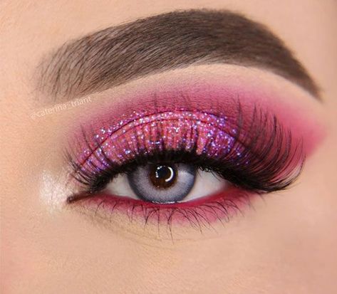 Caterina Triant, using: @bperfectcosmetics @staceymariemua Carnival IV Palette @withlovecosmetics.co Pink Flamingo pressed glitter @anastasiabeverlyhills Lip Palette Shade 12 (waterline) @elfcosmetics Big Mood Mascara @benefitcosmetics @benefitcosmeticsgreece Powmade and 24h Brow setter #caterina_triant #glitter #colourpopme #makeup #makeupideas #beauty #eyeshadowpalette #eyeshadow Makeup Ideas With Glitter, Big Mood Mascara, Make Com Glitter, Red Eyeshadow Look, Pink Glitter Makeup, Purple Makeup Looks, Festival Make Up, Eye Makeup Images, Galaxy Makeup