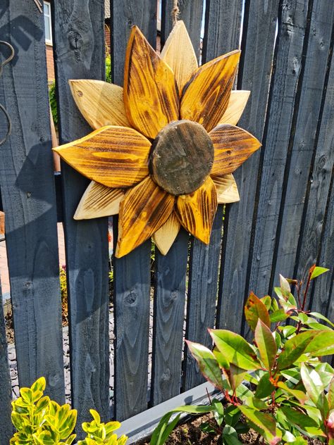 Diy Wooden Sunflower, Wood Sunflowers Diy, Wooden Sunflower Pattern, Wooden Flowers Diy Garden Art, Wood Sunflower, Wooden Sunflower, Unique Yard Art, Spring Wood Crafts, Wood Art Diy