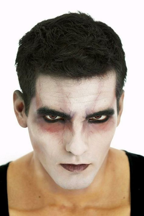 visage d'homme maquillé pour halloween, peinture blanche sur le visage, ombres livides, lèvres marron, maquillage halloween simple Ringmaster Makeup, Dracula Makeup, Facepainting Halloween, Graveyard Book, Maquillage Halloween Simple, Vampire Makeup Halloween, Vampire Eyes, Makeup Zombie, Halloween Make-up Looks