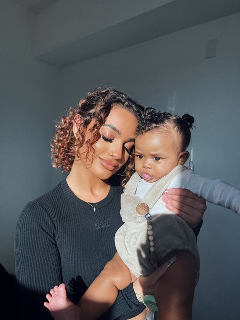 Twitter Dad And Baby Pictures, Mother And Daughter Pictures, Vibrant Hair Color Ideas, Curly Hair Color Ideas, Mother Photo, Beyonce Dancers, Curly Hair Color, Vibrant Hair Color, Gabriel Medina