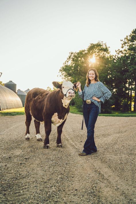 Western Senior Photos, Twin Senior Pictures, Cowgirl Senior Pictures, Farm Senior Pictures, Farming Family, Senior Year Pictures, Fair Pictures, Cute Senior Pictures, Show Cows