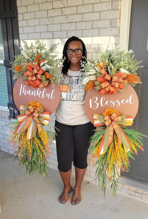 Feeling absolutely grateful, thankful, and blessed in this season. This new Fall Swag is perfect for bringing in all the Fall VIBEZ! 🤎🧡 It's the perfect mixture of nostalgia and elegance bringing in all the Fall colors. Looking at this gorgeous door hanger swag brings me so much joy and reminds me of all the blessing of the season! Let's embrace the blessings of this season together!  This luxury swag will definitely be an eye catcher on your porch this fall! Fall Swag For Front Door, Lsu Wooden Door Hangers, Boho Fall Door Hangers, Wreath Contest Ideas, Door Reefs Ideas, Diy Fall Door Hangers, Fall Patio Decor, Fall Contest, Diy Swag