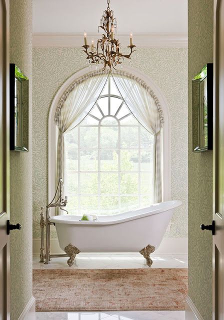 تصميم دورة مياه, Traditional Southern Home, Baños Shabby Chic, Bad Inspiration, Casa Vintage, Dream Bathrooms, Southern Home, Arched Windows, Traditional Bathroom