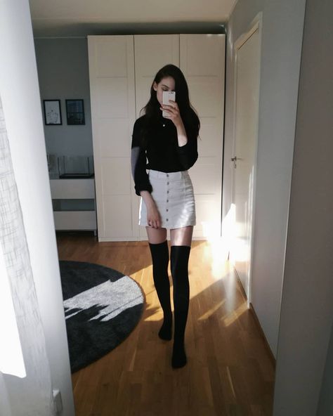 white skirt and knee-high socks <3 Skirt And Knee High Socks, Knee Socks Outfits, Runway Styling, Long Socks Outfit, Stocking Outfit, Knee High Socks Outfit, High Socks Outfits, Cabbage Stew, White Skirt Outfits