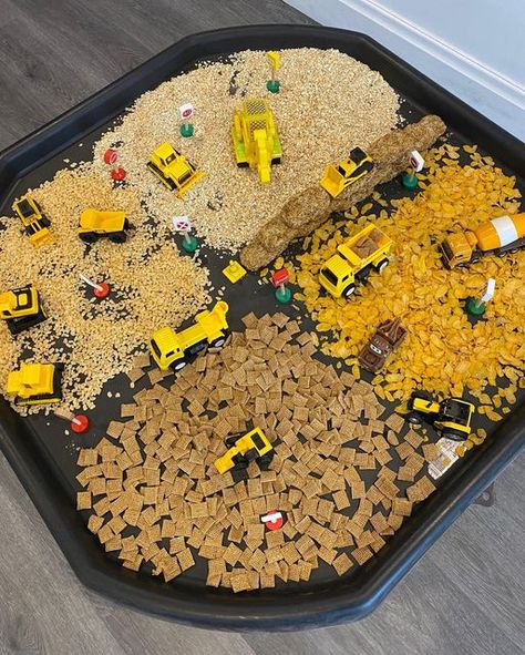 Sen Tuff Tray Ideas, Construction Tuff Tray Ideas, Car Wash Tuff Tray, Construction Tuff Tray, Tuff Tray Ideas Toddlers, Winter Sensory Bin, Messy Play Activities, Sensory Bin Play, Sensory Play Toddlers