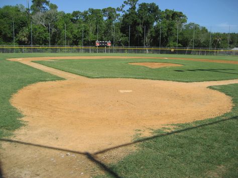 Lit baseball field for night game qualifiers High School Baseball Aesthetic, Dad Gojo, Twilight Baseball Scene Aesthetic, Home Baseball Field, Old Baseball Aesthetic, Baseball Field Photography, Baseball Field Background, 80s Sports, Baseball Painting