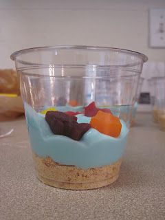 Play Group Craft and Snack: Under the Sea! What you need: Clear cups Nilla Wafers (crushed) Blue yogurts (or plain w/food coloring) Gummy Fish Ocean Snacks, Ocean Preschool, Preschool Cooking, Under The Sea Crafts, Scratch Book, Group Crafts, Preschool Snacks, Sea Crafts, Ocean Crafts