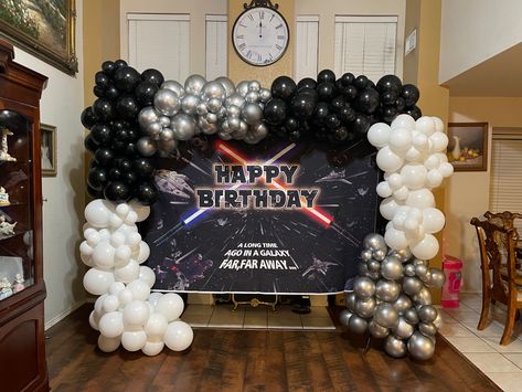 Star Wars Party Backdrop Ideas, Star Wars Party Backdrop, Star Wars Theme Balloon Garland, Star Wars Balloon Arch, Star Wars Birthday Backdrop, Star Wars Party Balloons, Star Wars Balloons, Birthday Balloon Garland, Star Wars Themed Birthday Party