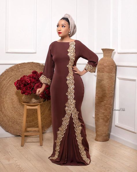 Classy Maxi Dress, African Maxi Dress Ankara, Beautiful Gown Designs, Aso Ebi Lace Styles, Ankara Dress Designs, African Blouses, Fashion Dresses Formal, African Maxi Dresses, Red Plum