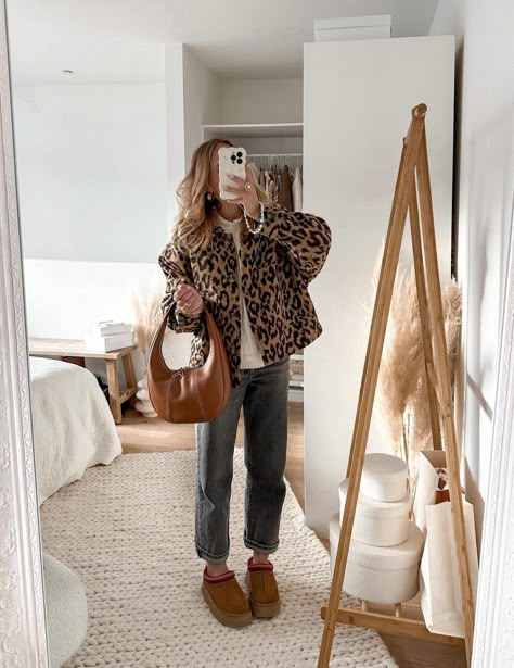 15 It-Girl Approved Outfits To Wear With Leopard Print Leopard Print Jacket Outfit, Leopard Jacket Outfit, Printed Tights Outfit, Print Jacket Outfit, Leopard Print Tights, Chica Chola, Comfy Summer Outfits, Tasman Slippers, Leopard Print Outfits