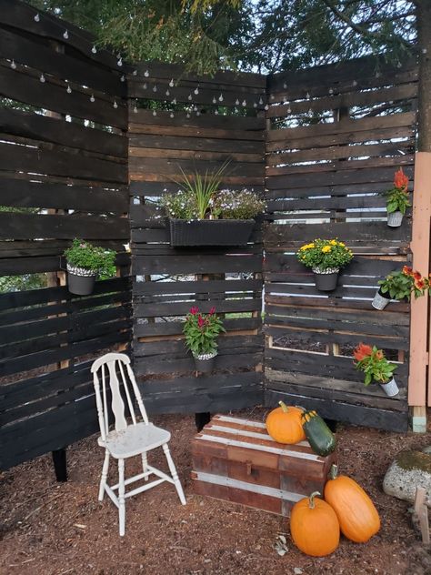 Pallet DIY, #GetitDONewithBragDON #funhome Patio Pallet Wall, Diy Pallet Wall Outdoor, Pallet Wood Privacy Fence, Privacy Fence Out Of Pallets, Pallet Privacy Wall Patio, Wood Pallet Privacy Wall, Privacy Fence With Pallets, Pallet Privacy Wall Backyard, Pallet Walls Outdoor